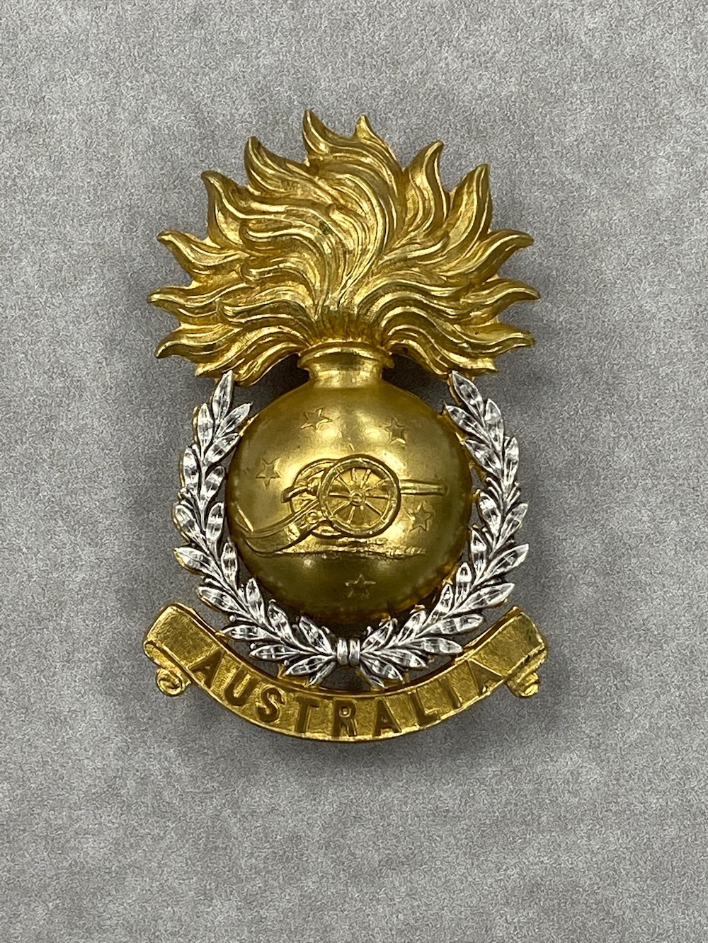 A Large Private Collection Of Over 2000 Cap Badges And Buttons Sold Ś30.000