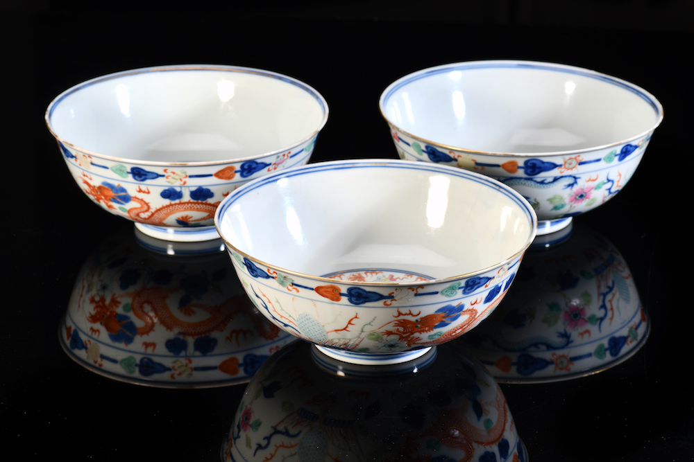 A Set Of Three Chinese Tongzhi Mark And Period Pedestal Bowls Sold £6,800